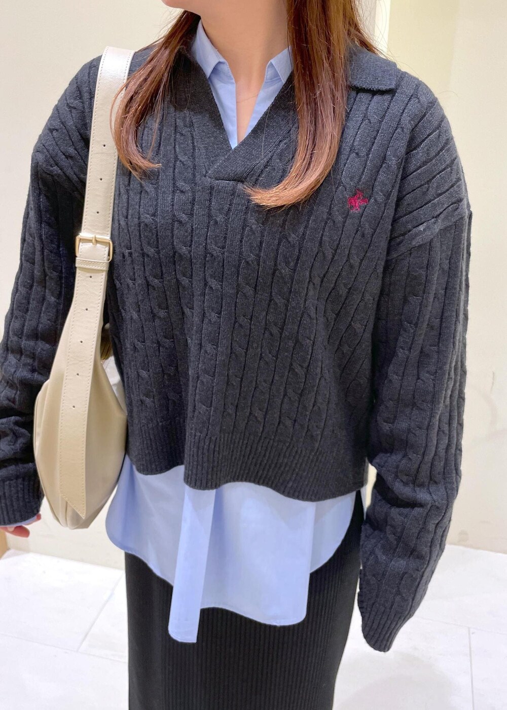 ブラック系のスカート、ブルー系のシャツ/ブラウス、グレー系のニット/セーターを着用したレディースの冬コーディネートの5枚目の写真