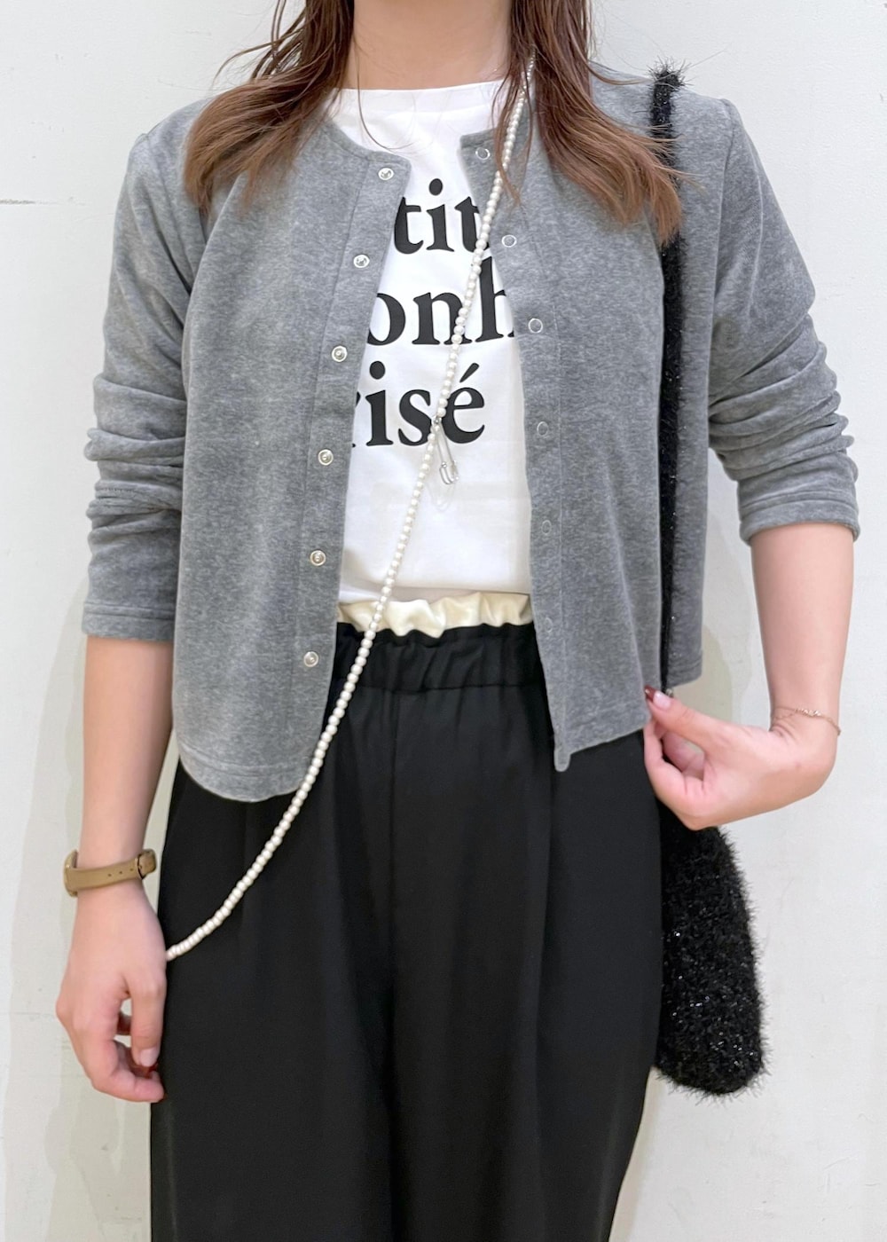 ブラック系のパンプス、ホワイト系のTシャツ/カットソー、グレー系のカーディガン/ボレロを着用したレディースの秋コーディネートの5枚目の写真
