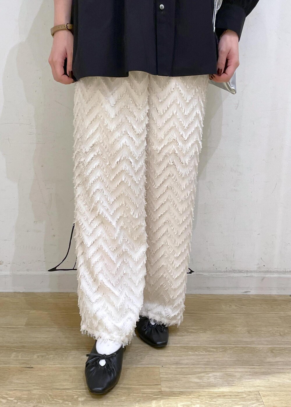 ブラック系のパンプス、シルバー系のトートバッグ、ブラック系のシャツ/ブラウスを着用したレディースの秋コーディネートの5枚目の写真