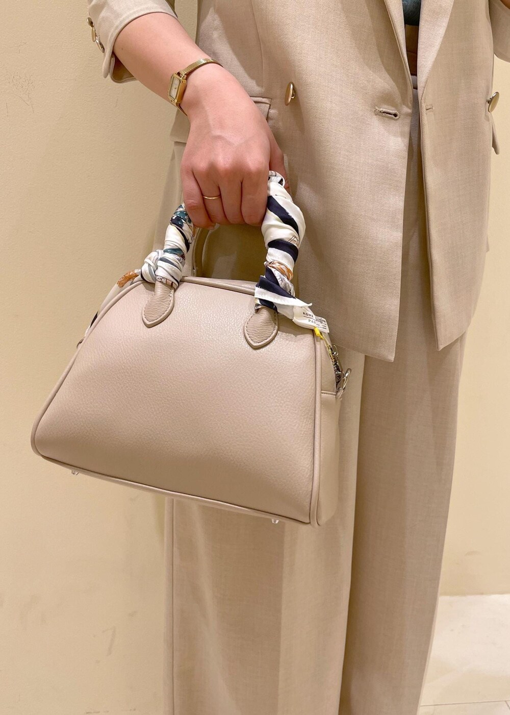 「Wminibag_pickup、春の暑い日_pickup、ropepicnic_snap、snapme_jun、初春コーデ、春コーデ、授業参観日コーデ、デートコーデ、お出かけコーデ、旅行コーデ、アウトドアコーデ、フェスコーデ、推し活コーデ、女子会コーデ、大人カジュアル」｜「ROPE' PICNICの【軽量】旅するボストンバッグ ソフトシンセティックレザーボストンバッグ（ボストンバッグ、ベージュ系）」を使った、rinaさん（レディース・155cm）の春コーディネートの7枚目の写真