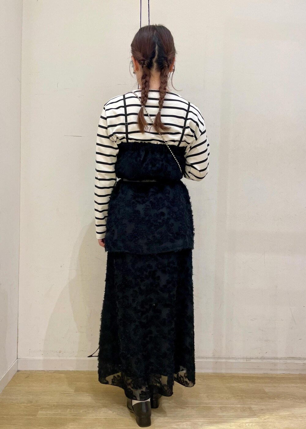 ホワイト系のTシャツ/カットソー、ブラック系のパンプス、ブラック系のスカートを着用したレディースの春コーディネートの2枚目の写真