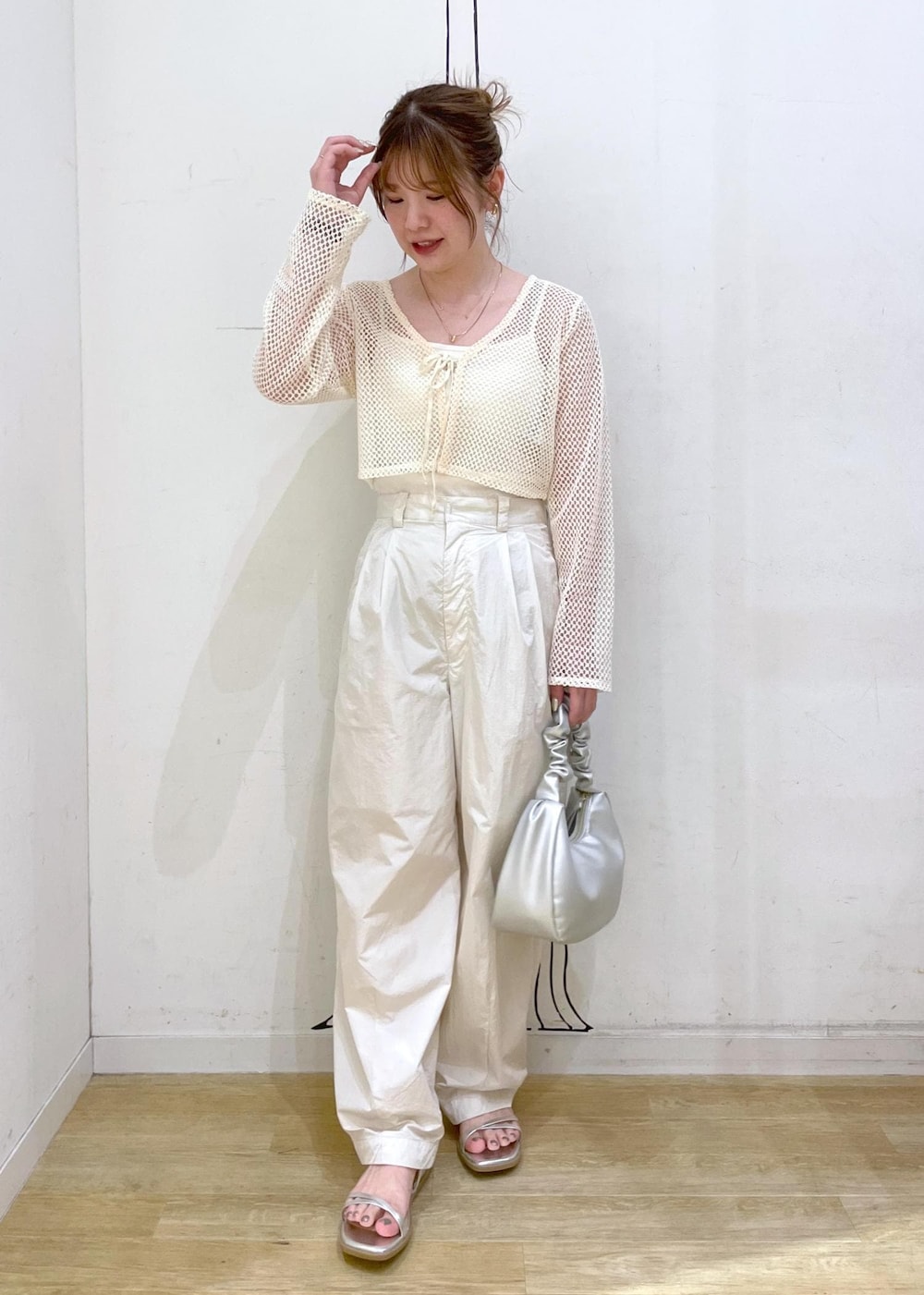 シルバー系のサンダル、シルバー系のハンドバッグ、ホワイト系のその他パンツを着用したレディースの夏コーディネートの8枚目の写真