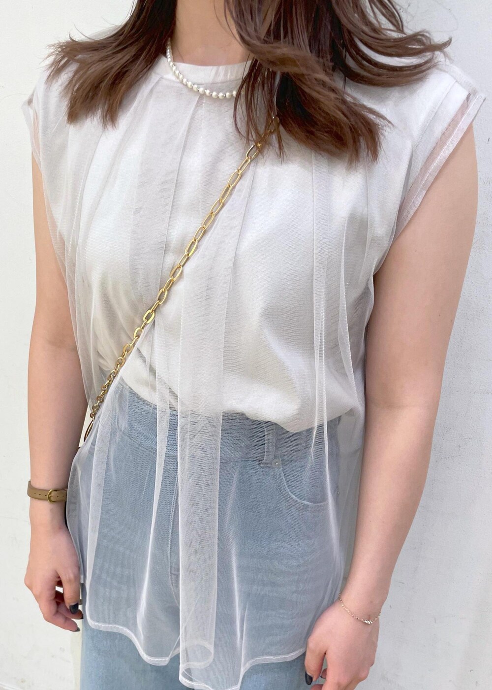 ブルー系のデニムパンツ、シルバー系のサンダル、グレー系のTシャツ/カットソーを着用したレディースの夏コーディネートの5枚目の写真