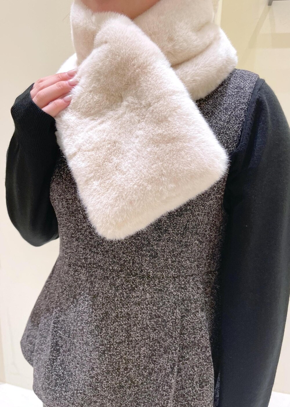 ピンク系のボストンバッグ、ブラック系のニット/セーター、ブラック系のブーツを着用したレディースの秋コーディネートの6枚目の写真