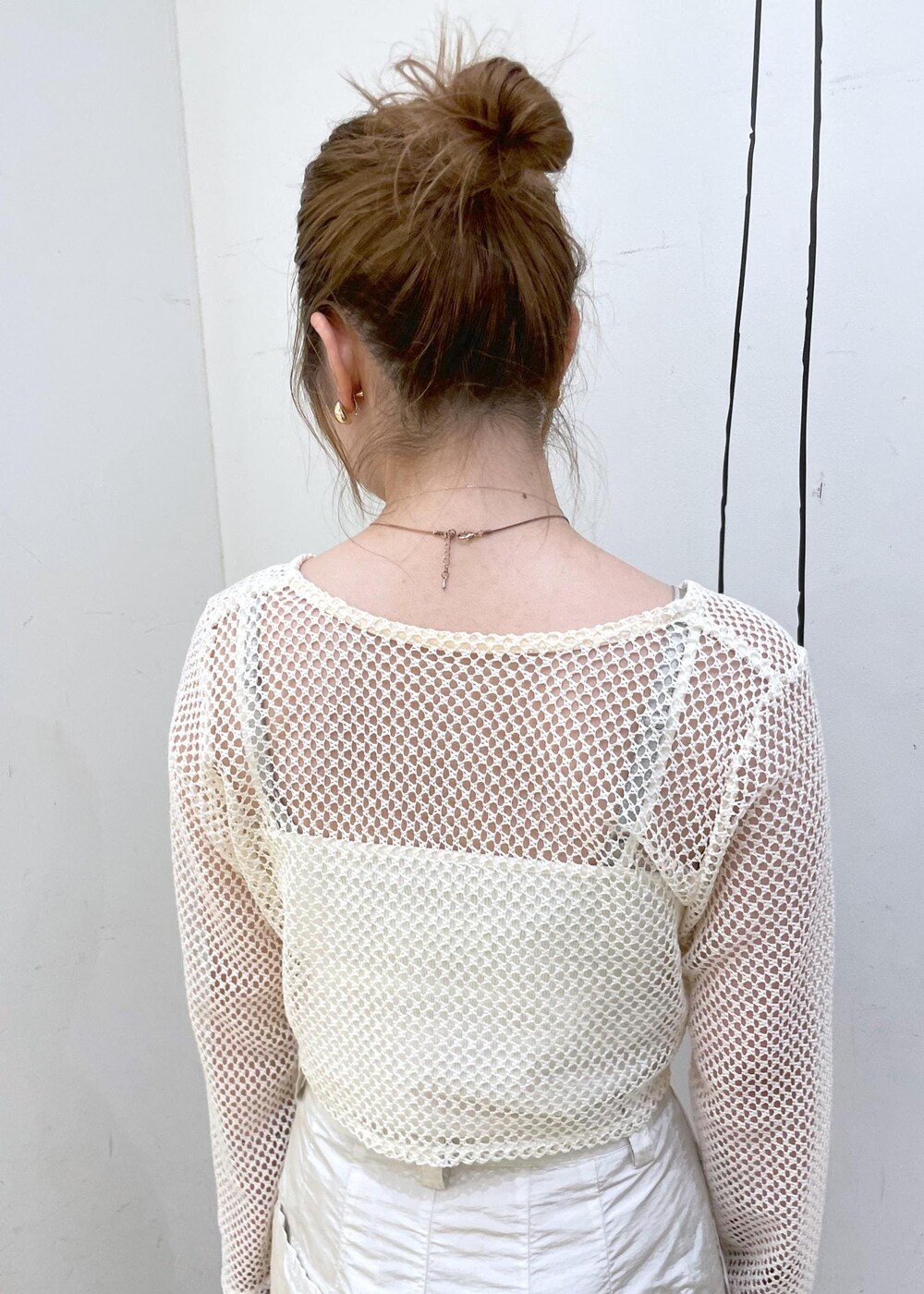 シルバー系のサンダル、シルバー系のハンドバッグ、ホワイト系のその他パンツを着用したレディースの夏コーディネートの7枚目の写真