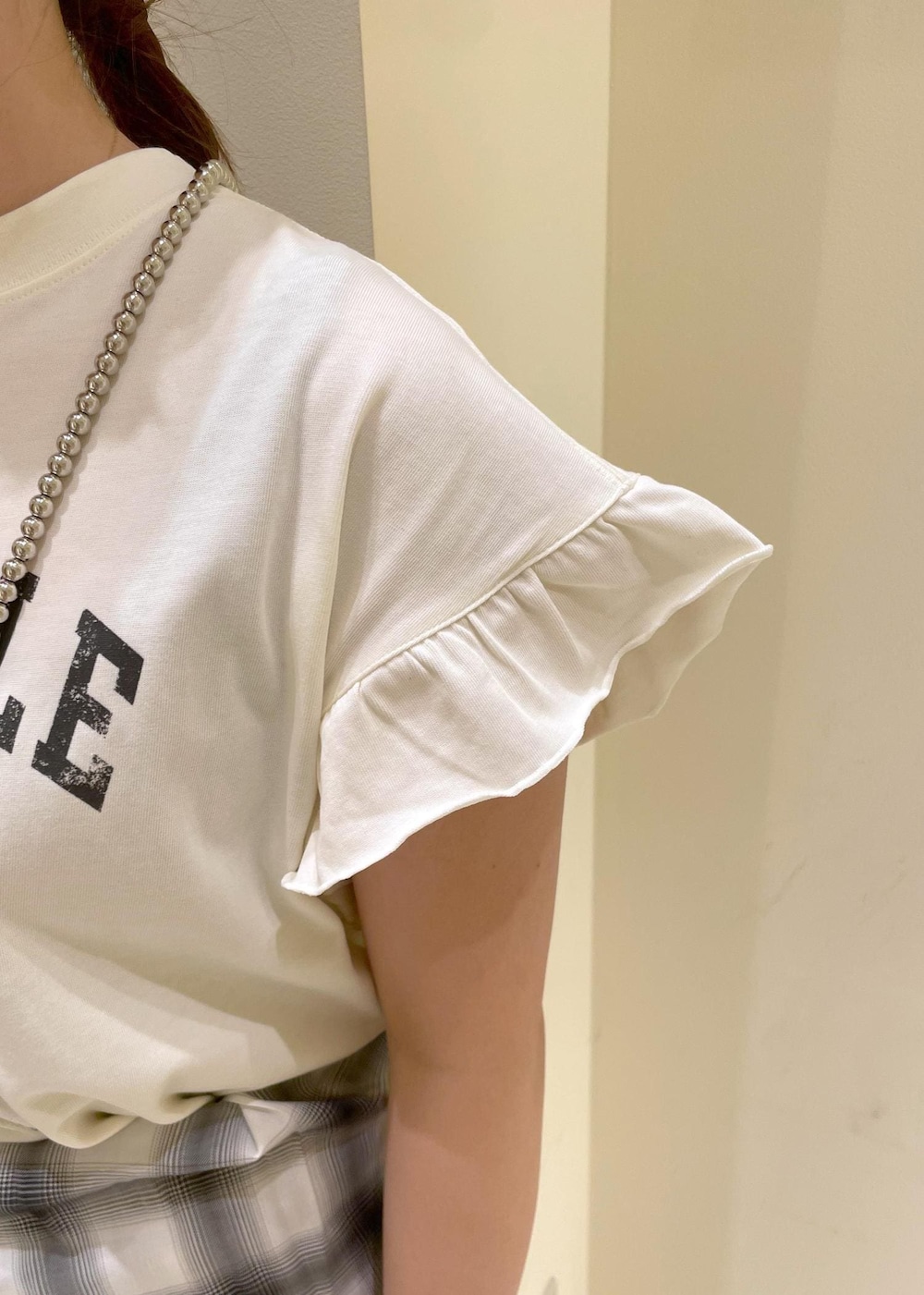 ブラック系のサンダル、ベージュ系のスカート、ホワイト系のシャツ/ブラウスを着用したレディースの夏コーディネートの7枚目の写真