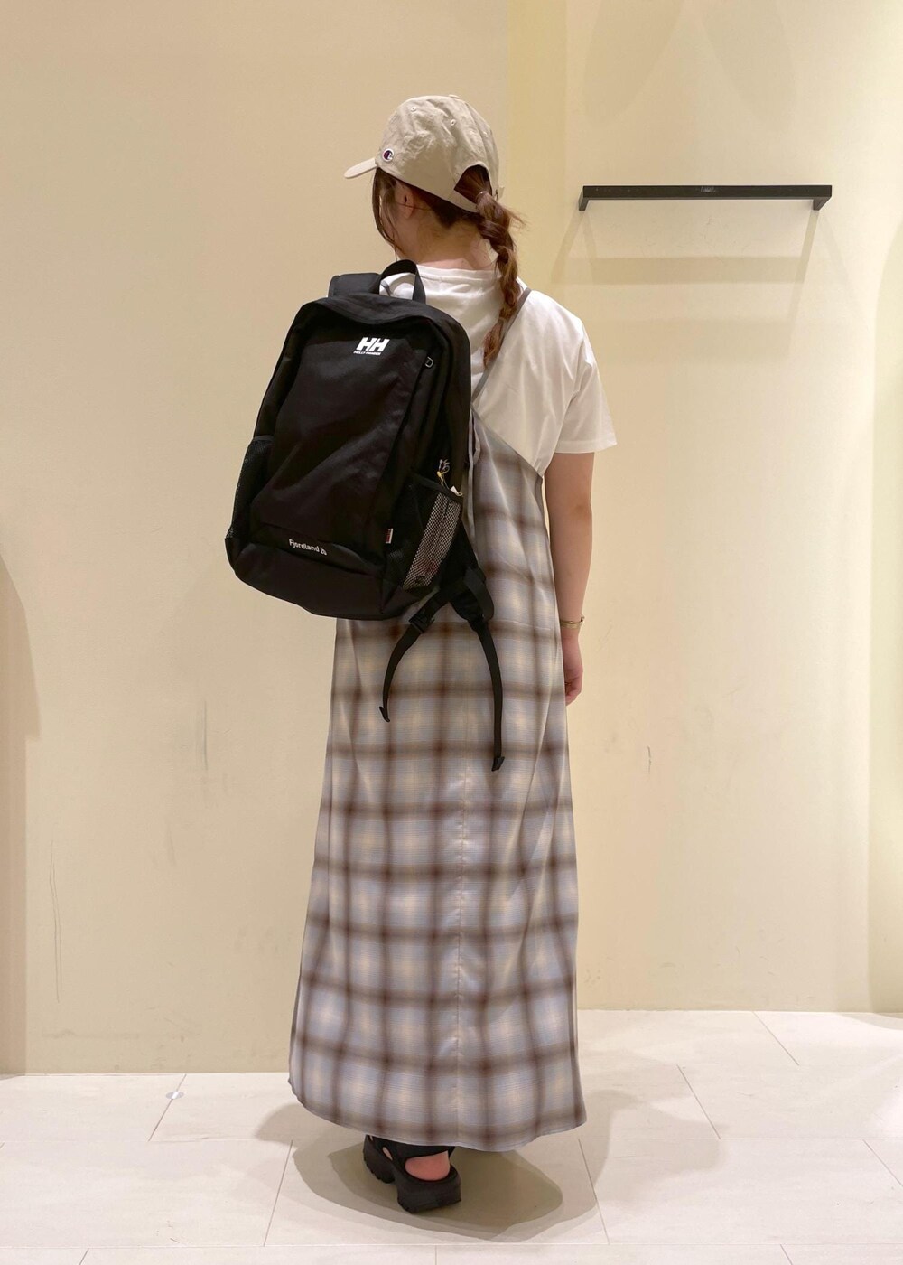 ブラック系のサンダル、ブルー系のワンピース、ホワイト系のTシャツ/カットソーを着用したレディースの夏コーディネートの2枚目の写真