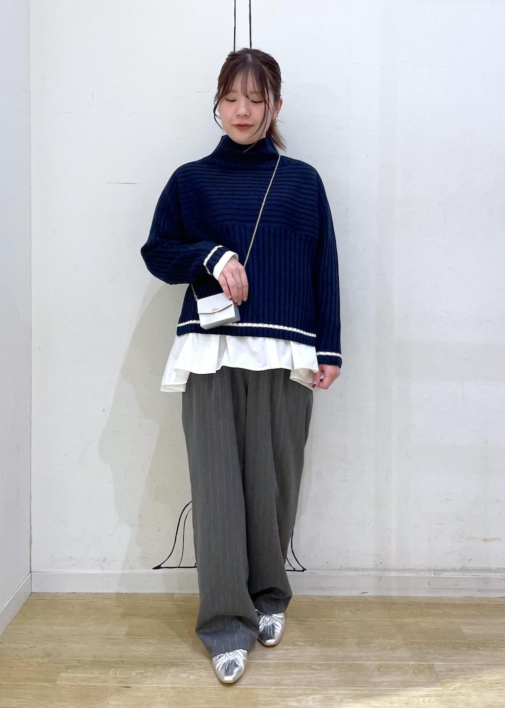 シルバー系のパンプス、ホワイト系のシャツ/ブラウス、ブルー系のニット/セーターを着用したレディースの秋コーディネートの4枚目の写真