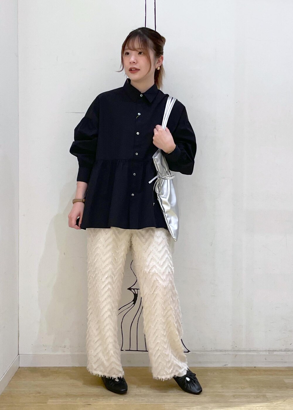 ブラック系のパンプス、シルバー系のトートバッグ、ブラック系のシャツ/ブラウスを着用したレディースの秋コーディネートの8枚目の写真