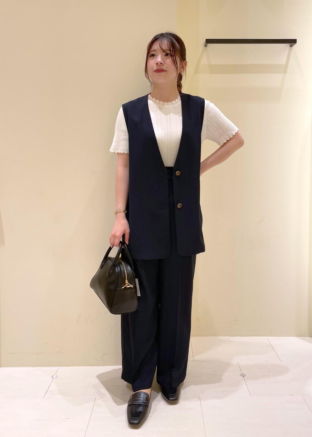 「ropepicnic_snap、snapme_jun、初春コーデ、春コーデ、デートコーデ、お出かけコーデ、旅行コーデ、アウトドアコーデ、推し活コーデ、女子会コーデ、大人カジュアル、レイヤード、パンツスタイル、体型カバー、ワントーンコーデ」｜「ROPE' PICNICのソフトシンセティックレザーボストンバッグ（ボストンバッグ、ブラック系）」を使った、rinaさん（レディース・155cm）の春コーディネートの4枚目の写真