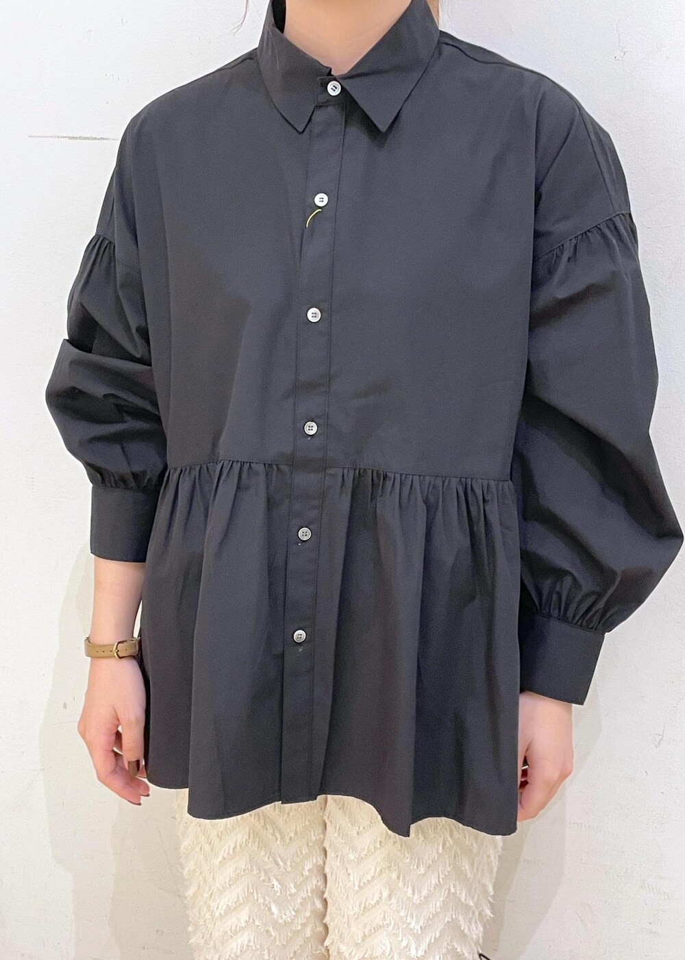 ブラック系のパンプス、シルバー系のトートバッグ、ブラック系のシャツ/ブラウスを着用したレディースの秋コーディネートの7枚目の写真