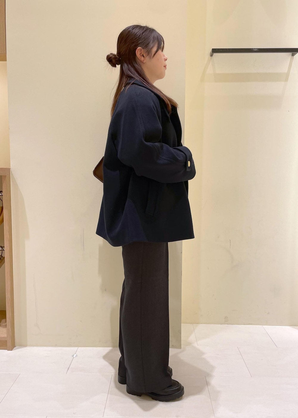 ブルー系のその他アウター、ホワイト系のTシャツ/カットソー、ホワイト系のニット/セーターを着用したレディースの秋コーディネートの2枚目の写真