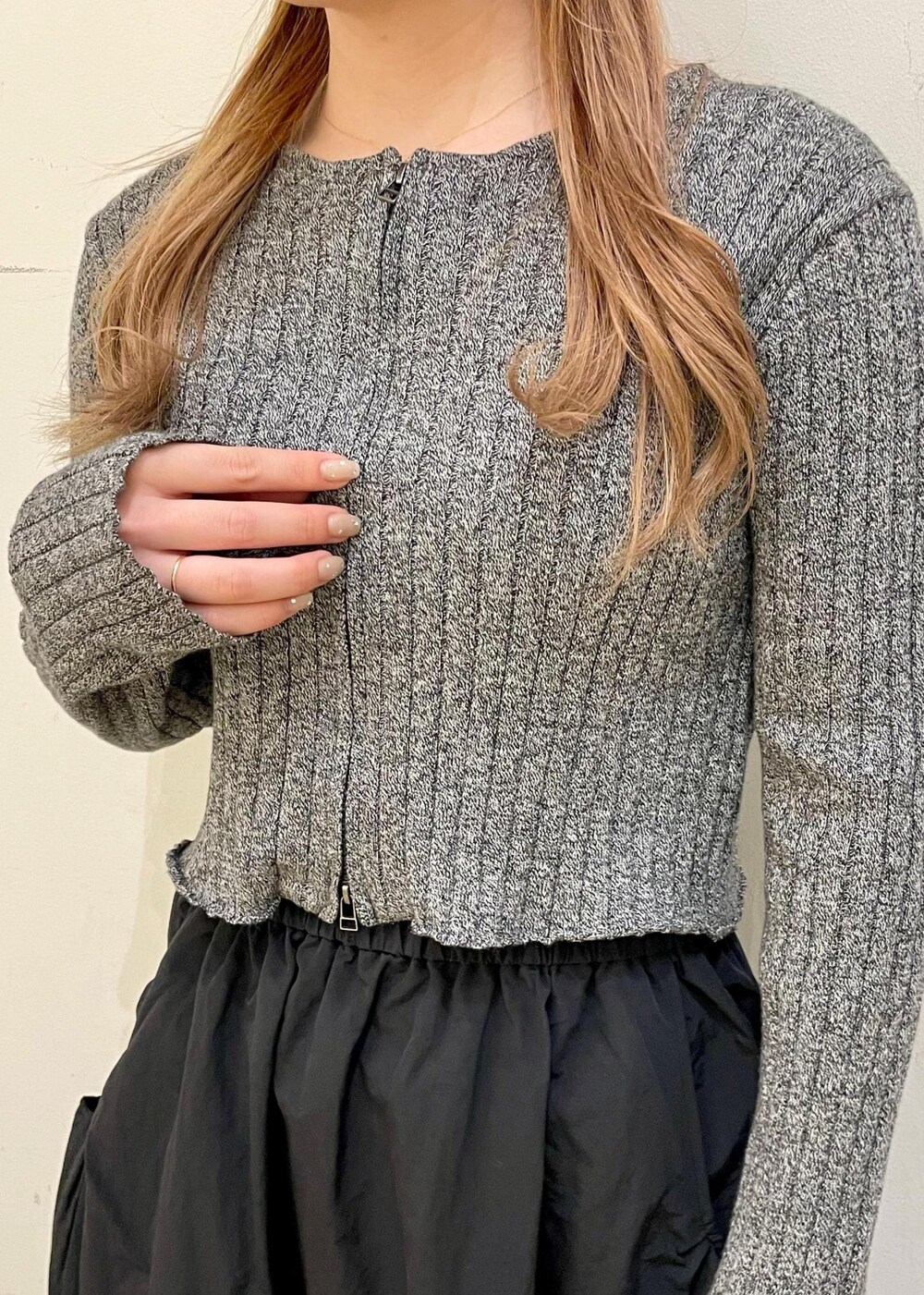 ブラック系のスカート、ブラック系のローファー、ブラック系のニット/セーターを着用したレディースの春コーディネートの6枚目の写真