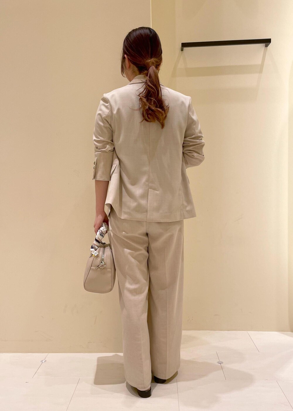 「Wminibag_pickup、春の暑い日_pickup、ropepicnic_snap、snapme_jun、初春コーデ、春コーデ、授業参観日コーデ、デートコーデ、お出かけコーデ、旅行コーデ、アウトドアコーデ、フェスコーデ、推し活コーデ、女子会コーデ、大人カジュアル」｜「ROPE' PICNICの【軽量】旅するボストンバッグ ソフトシンセティックレザーボストンバッグ（ボストンバッグ、ベージュ系）」を使った、rinaさん（レディース・155cm）の春コーディネートの2枚目の写真