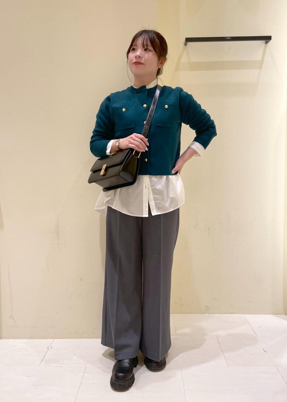 ホワイト系のシャツ/ブラウス、グリーン系のカーディガン/ボレロ、グレー系のその他パンツを着用したレディースの秋コーディネートの9枚目の写真