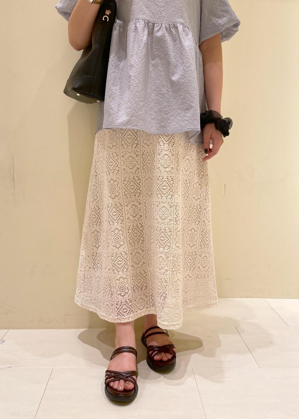 ブラウン系のサンダル、ブルー系のシャツ/ブラウス、ホワイト系のワンピースを着用したレディースの夏コーディネートの6枚目の写真