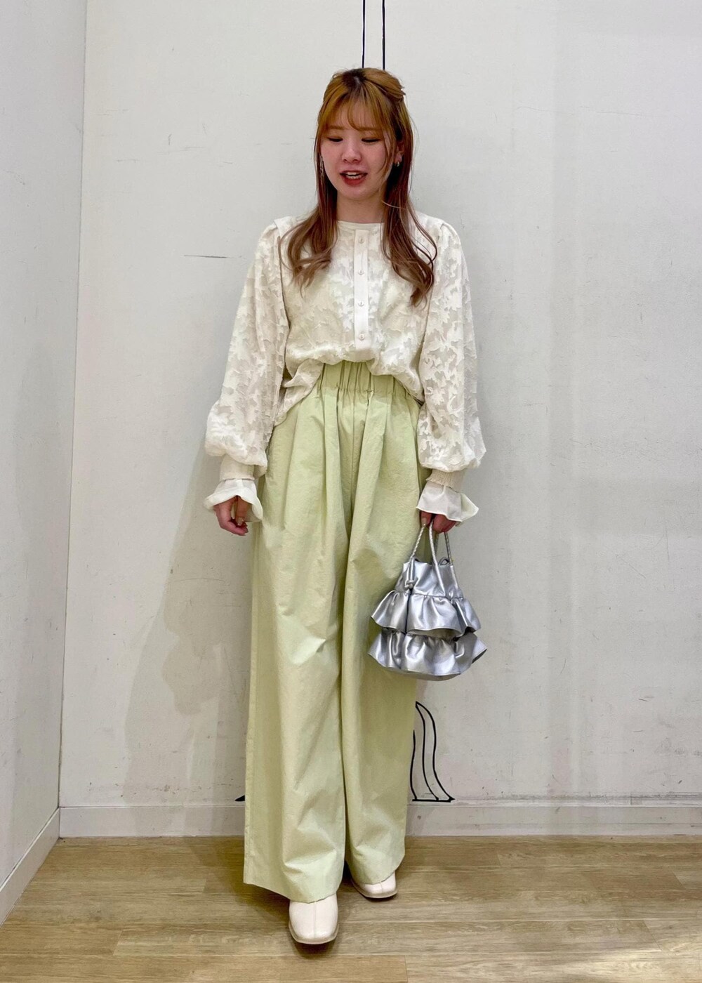 シルバー系のショルダーバッグ、ホワイト系のパンプス、イエロー系のその他パンツを着用したレディースの春コーディネートの10枚目の写真