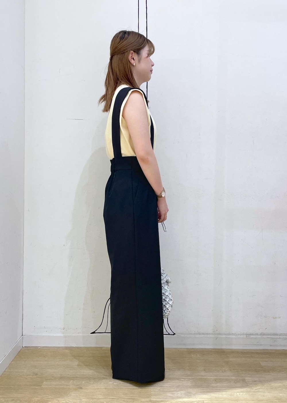 ベージュ系のニット/セーター、ブラック系のその他パンツ、ブラック系のサンダルを着用したレディースの夏コーディネートの2枚目の写真