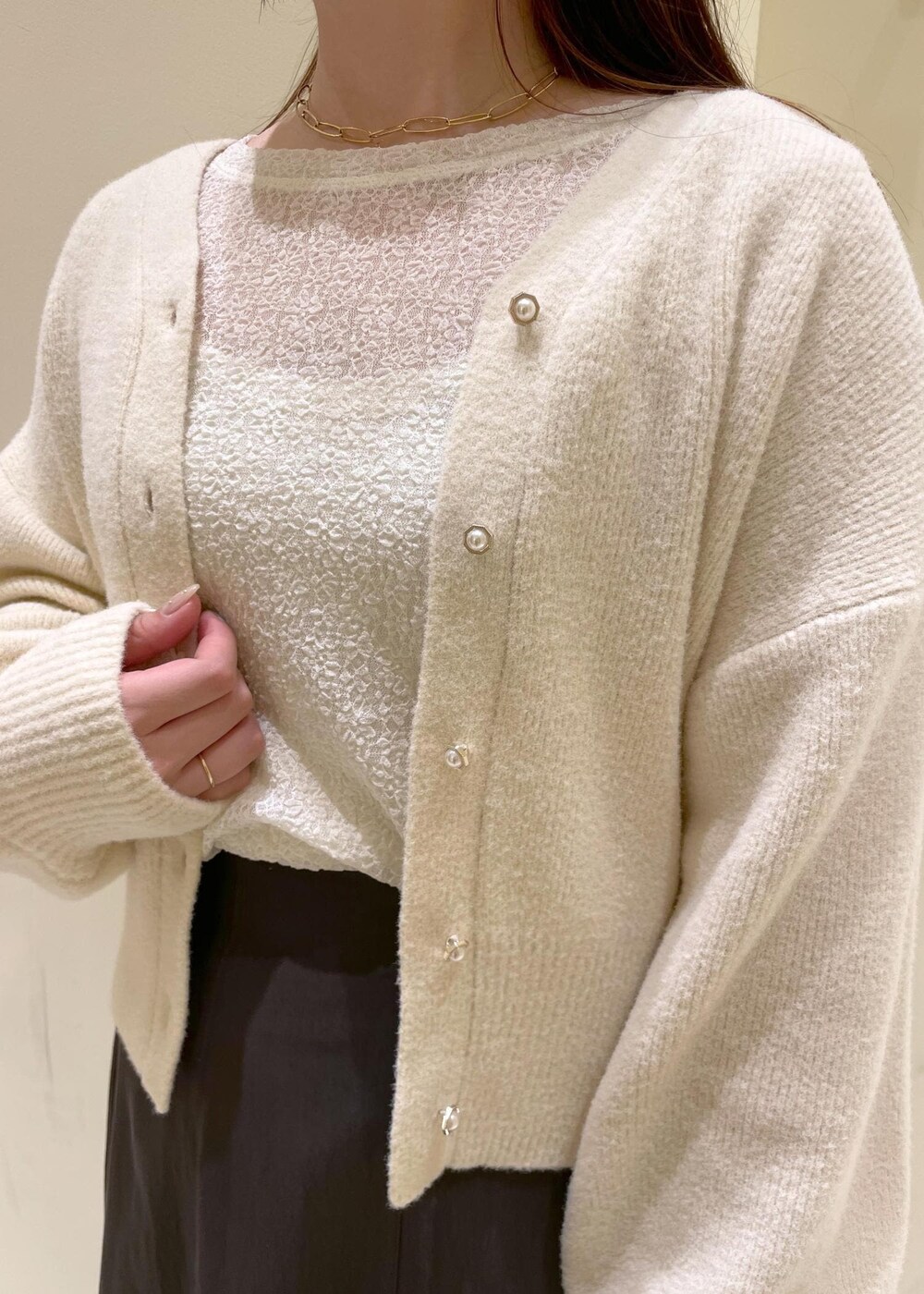 グレー系のスカート、ホワイト系のカーディガン/ボレロ、ホワイト系のTシャツ/カットソーを着用したレディースの秋コーディネートの9枚目の写真