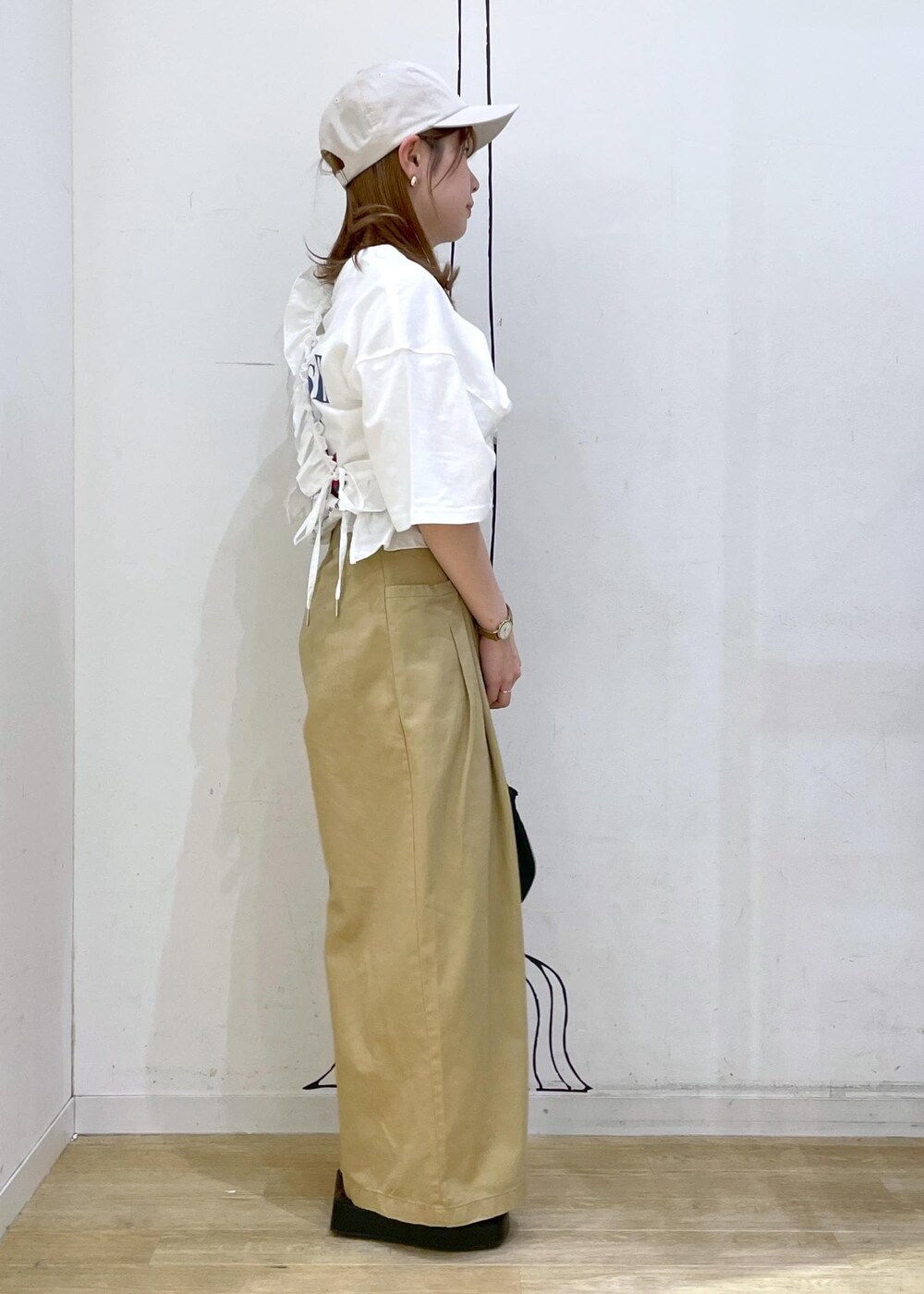 ブラック系のショルダーバッグ、ブラック系のサンダル、イエロー系のその他パンツを着用したレディースの夏コーディネートの2枚目の写真