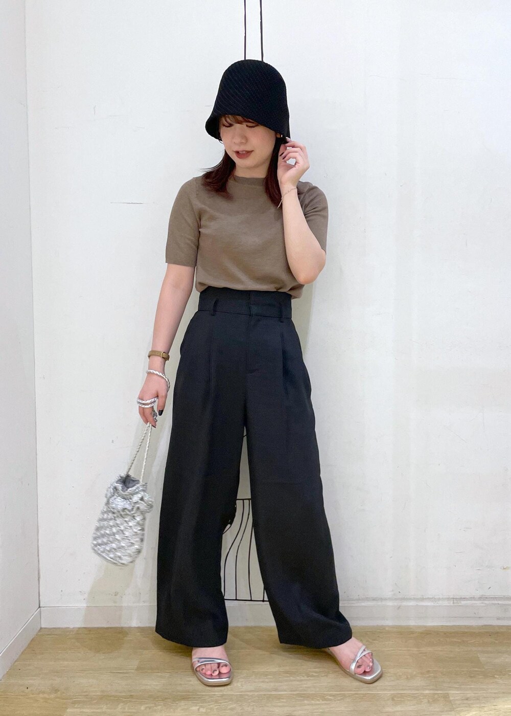 シルバー系のサンダル、グレー系のその他パンツ、シルバー系のショルダーバッグを着用したレディースの夏コーディネートの9枚目の写真