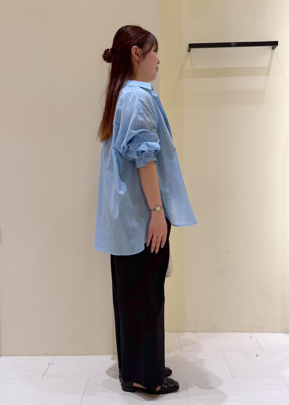 ブラック系のサンダル、ホワイト系のショルダーバッグ、ブラック系のつなぎ/オールインワンを着用したレディースの春コーディネートの3枚目の写真