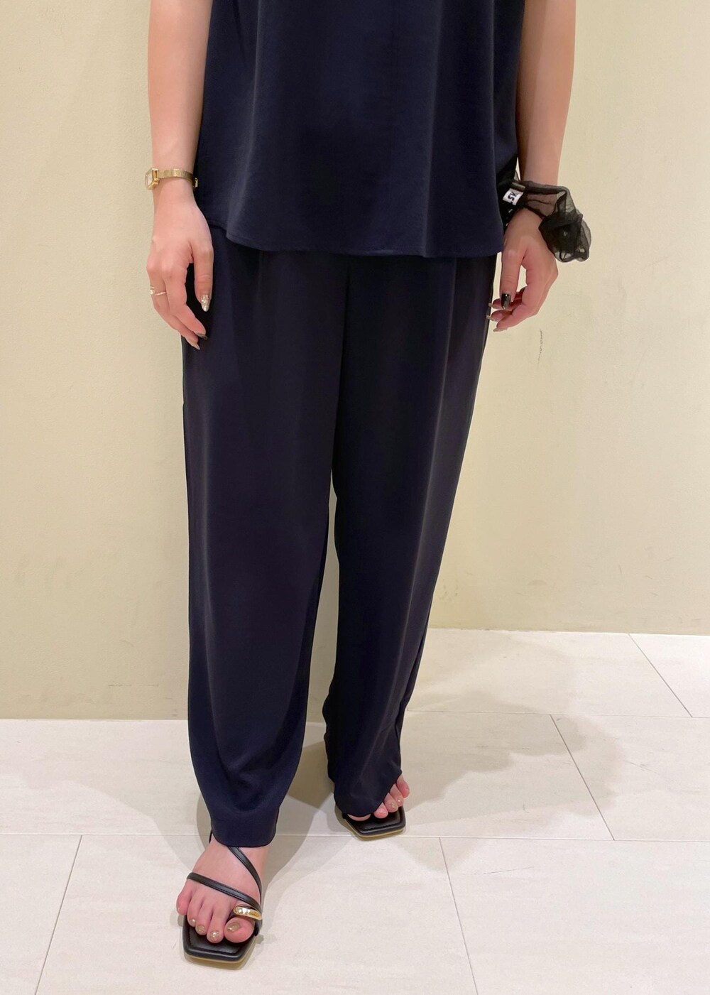 ブラウン系のサンダル、グレー系のトートバッグ、ブルー系のその他パンツを着用したレディースの夏コーディネートの7枚目の写真