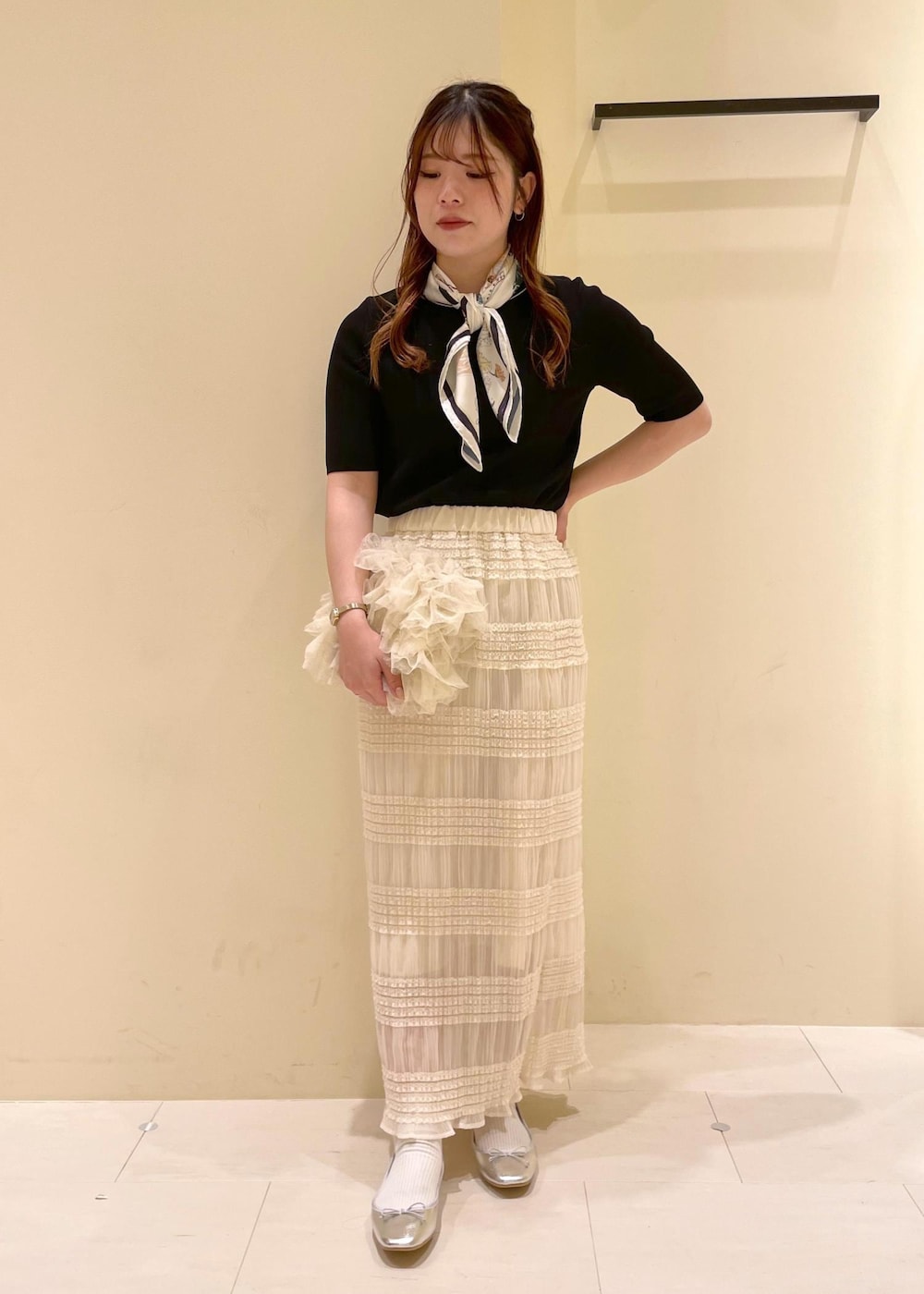 「ropepicnic_snap、snapme_jun、初春コーデ、春コーデ、初夏コーデ、夏コーデ、デートコーデ、お出かけコーデ、旅行コーデ、アウトドアコーデ、推し活コーデ、女子会コーデ、大人カジュアル、レイヤード、スカートスタイル」｜「ROPE' PICNICのSouvenirs de voyage スカーフ（バンダナ/スカーフ、ブルー系）」を使った、rinaさん（レディース・155cm）の春コーディネートの4枚目の写真