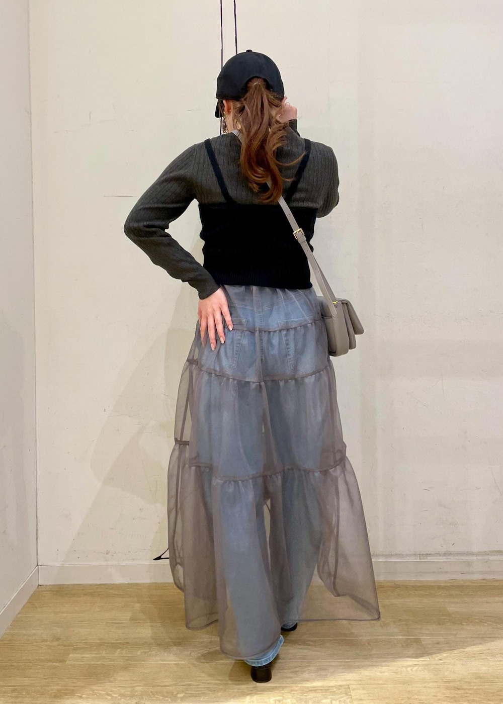 グレー系のショルダーバッグ、ブラック系のベスト、グレー系のニット/セーターを着用したレディースの春コーディネートの10枚目の写真