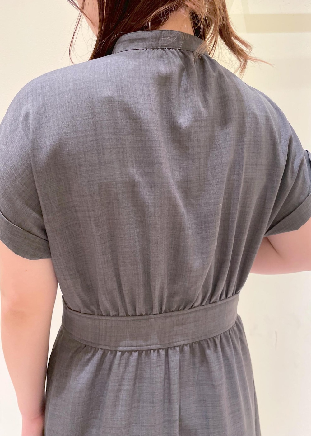 グレー系のワンピース、ブラウン系のサンダル、ブラウン系のショルダーバッグを着用したレディースの夏コーディネートの7枚目の写真