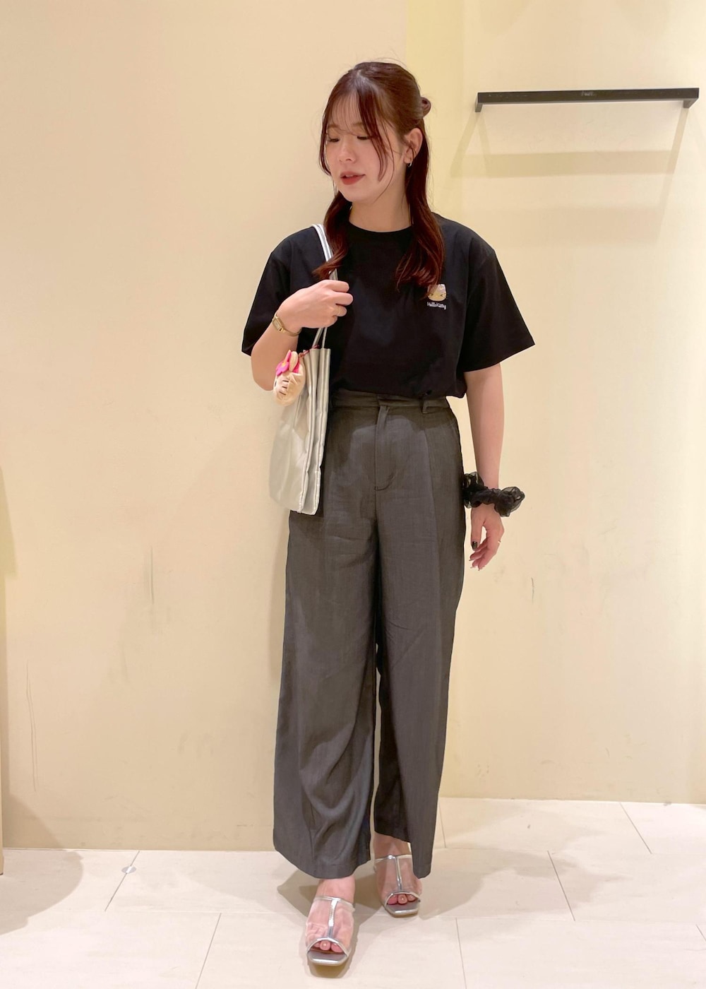 ブラック系のその他パンツ、シルバー系のパンプス、ブラック系のTシャツ/カットソーを着用したレディースの夏コーディネートの10枚目の写真