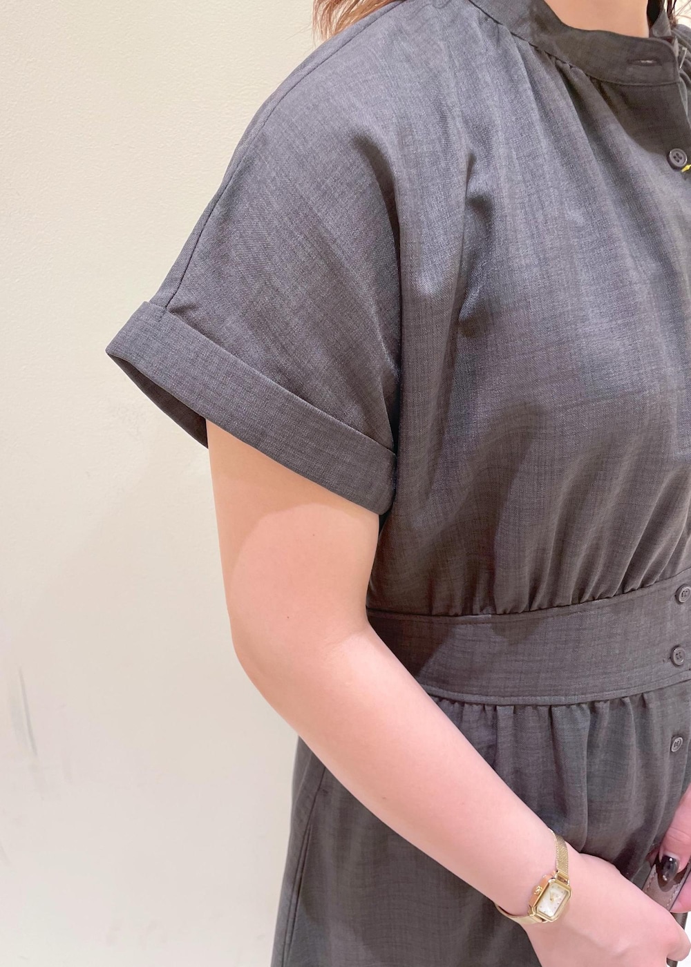 グレー系のワンピース、ブラウン系のサンダル、ブラウン系のショルダーバッグを着用したレディースの夏コーディネートの6枚目の写真