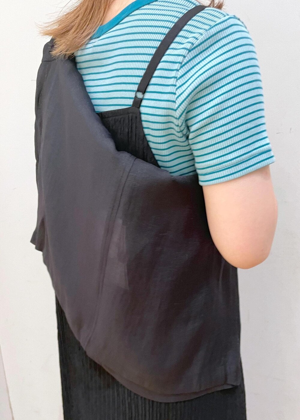 ブラック系のショルダーバッグ、ブラック系のサンダル、グリーン系のTシャツ/カットソーを着用したレディースの春コーディネートの7枚目の写真