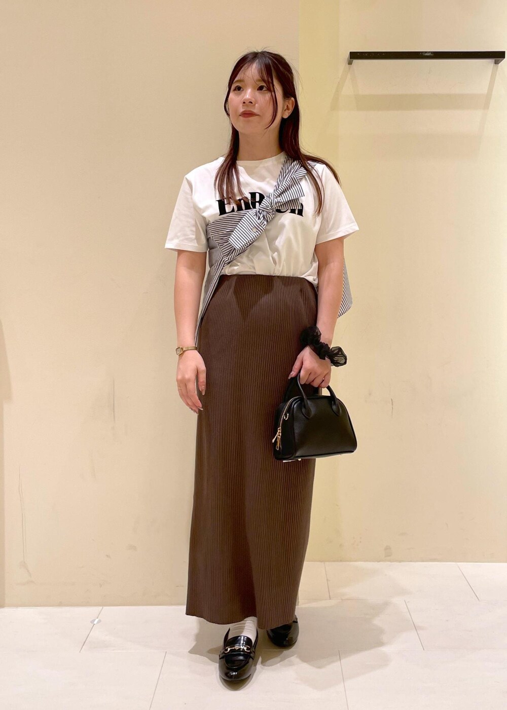 ブルー系のシャツ/ブラウス、ホワイト系のTシャツ/カットソー、ブラック系のローファーを着用したレディースの秋コーディネートの10枚目の写真