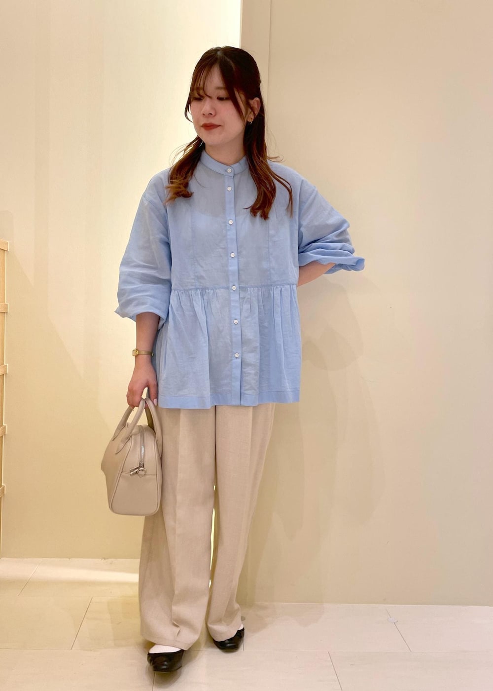 「RP2504、ropepicnic_snap、snapme_jun、初春コーデ、春コーデ、授業参観日コーデ、運動会コーデ、デートコーデ、お出かけコーデ、旅行コーデ、アウトドアコーデ、推し活コーデ、女子会コーデ、大人カジュアル、レイヤード」｜「ROPE' PICNICの【軽量】旅するボストンバッグ ソフトシンセティックレザーボストンバッグ（ボストンバッグ、ベージュ系）」を使った、rinaさん（レディース・155cm）の春コーディネートの4枚目の写真