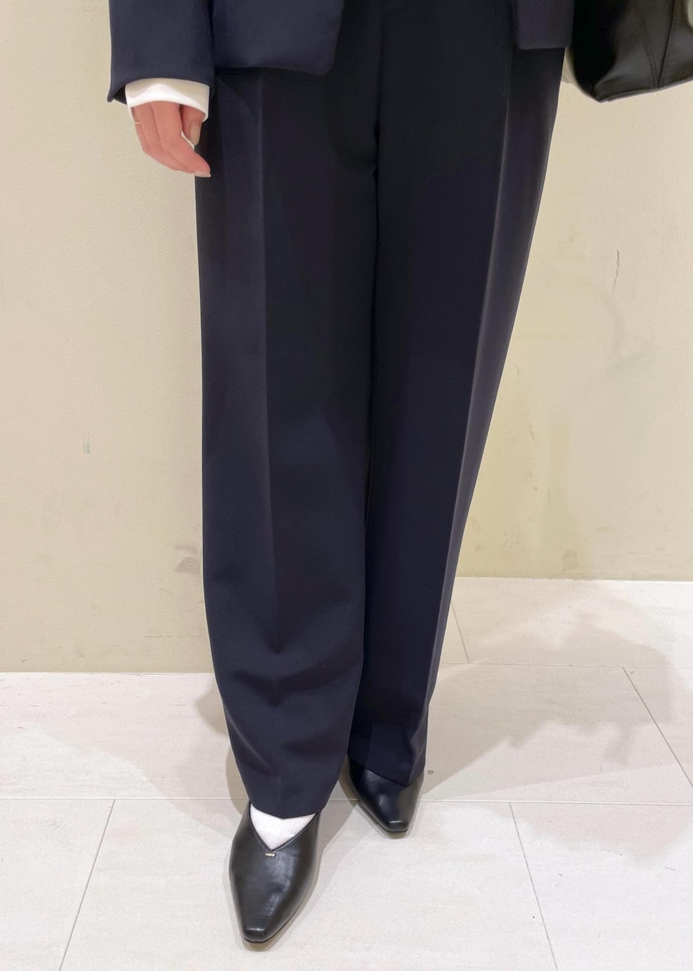 ホワイト系のTシャツ/カットソー、ブラック系のトートバッグ、ブルー系のその他パンツを着用したレディースの冬コーディネートの7枚目の写真