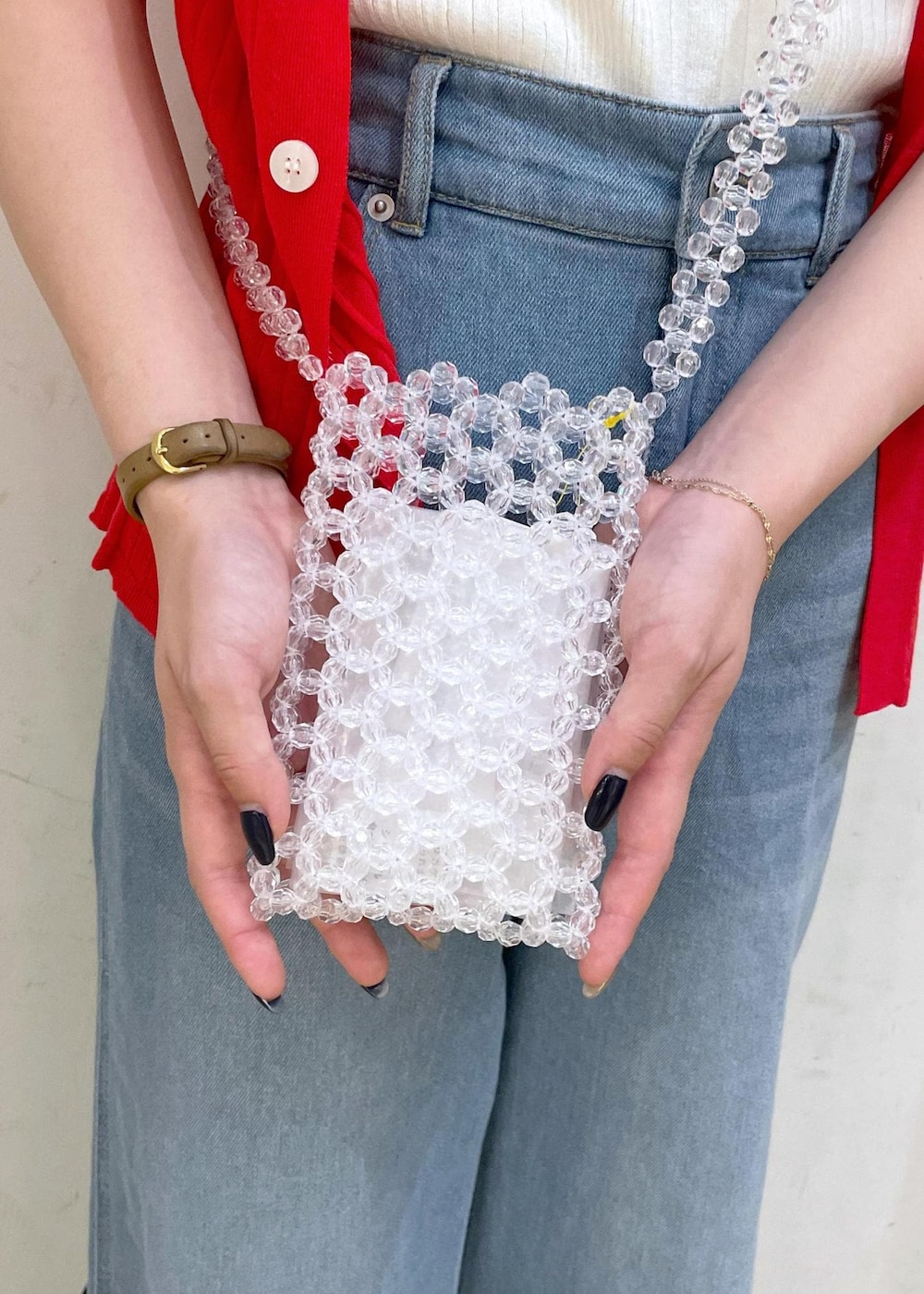 ホワイト系のタンクトップ、シルバー系のサンダル、レッド系のニット/セーターを着用したレディースの夏コーディネートの7枚目の写真