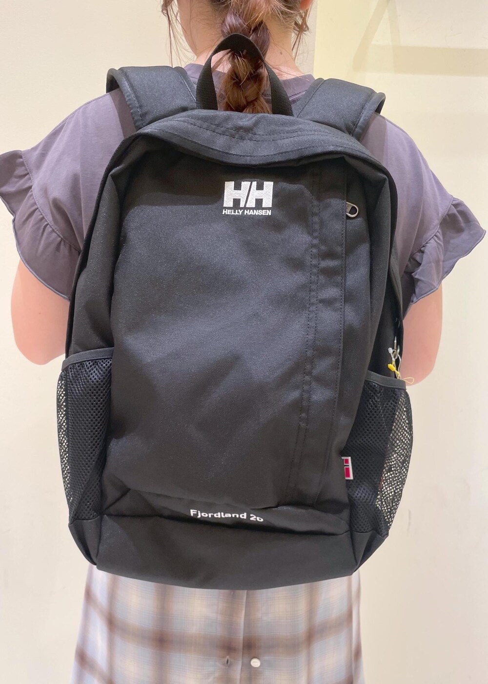 ブラック系のスカート、ブラック系のサンダル、グレー系のTシャツ/カットソーを着用したレディースの夏コーディネートの9枚目の写真