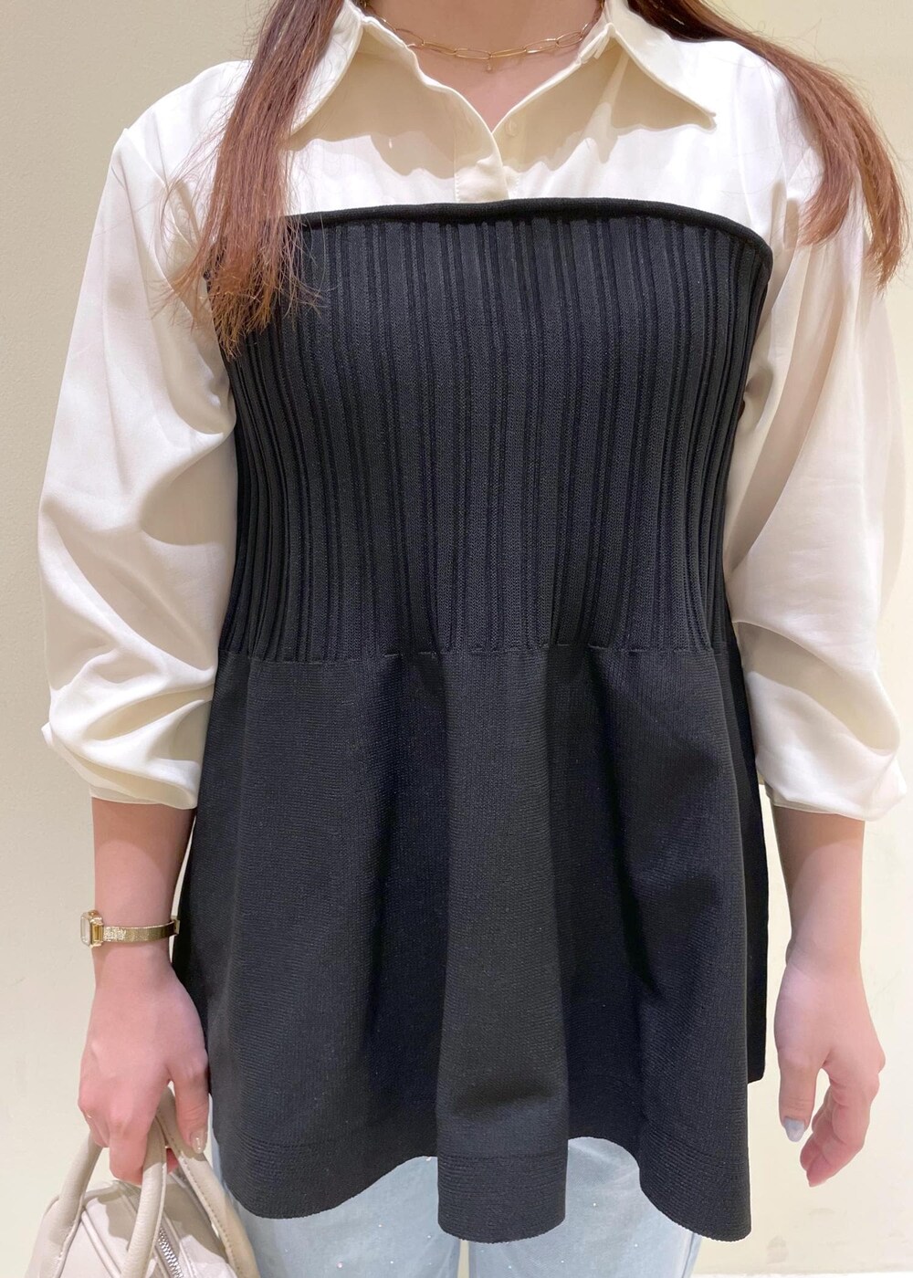 ブルー系のデニムパンツ、ベージュ系のボストンバッグ、ブラック系のパンプスを着用したレディースの秋コーディネートの6枚目の写真