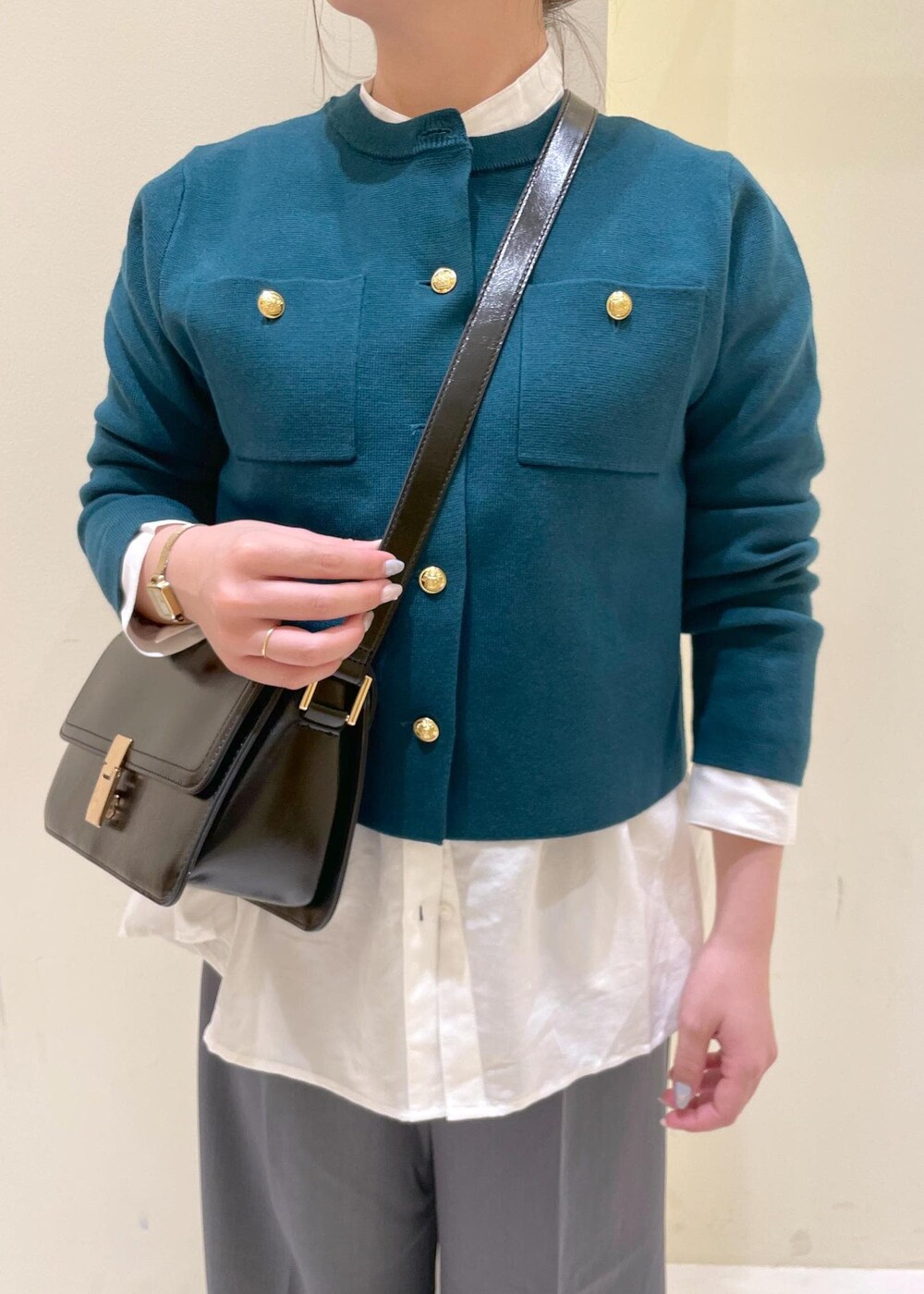 ホワイト系のシャツ/ブラウス、グリーン系のカーディガン/ボレロ、グレー系のその他パンツを着用したレディースの秋コーディネートの5枚目の写真