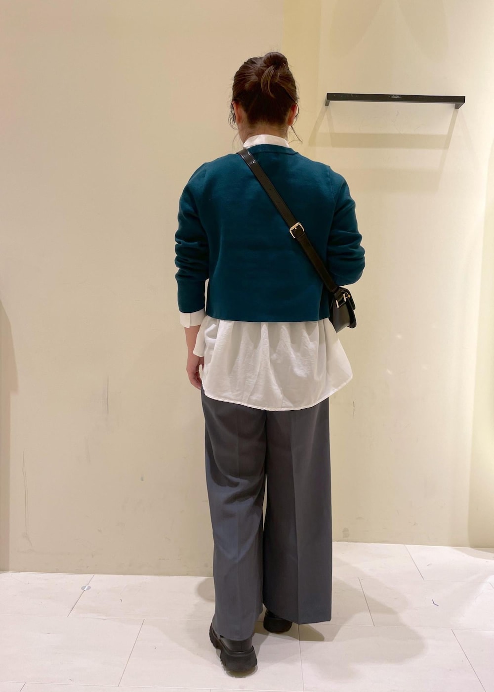 ホワイト系のシャツ/ブラウス、グリーン系のカーディガン/ボレロ、グレー系のその他パンツを着用したレディースの秋コーディネートの3枚目の写真