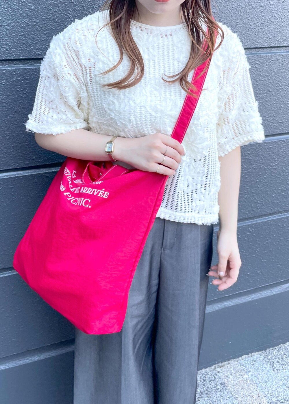 「ropepicnic_snap、snapme_jun、初夏コーデ、夏コーデ、初秋コーデ、授業参観日コーデ、デートコーデ、お出かけコーデ、旅行コーデ、アウトドアコーデ、推し活コーデ、女子会コーデ、雨の日コーデ、大人カジュアル、レイヤード」｜「ROPE' PICNICのアメスリタンクトップ（タンクトップ、ホワイト系）」を使った、rinaさん（レディース・155cm）の春コーディネートの9枚目の写真