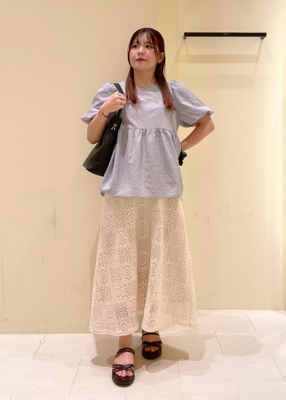 ブラウン系のサンダル、ブルー系のシャツ/ブラウス、ホワイト系のワンピースを着用したレディースの夏コーディネートの4枚目の写真