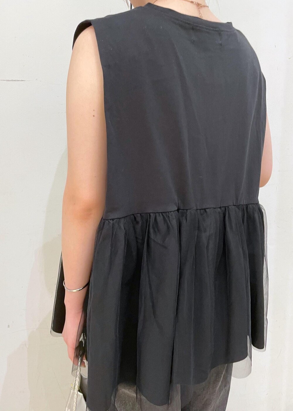 ブラック系のTシャツ/カットソー、シルバー系のサンダル、ブラック系のデニムパンツを着用したレディースの夏コーディネートの7枚目の写真