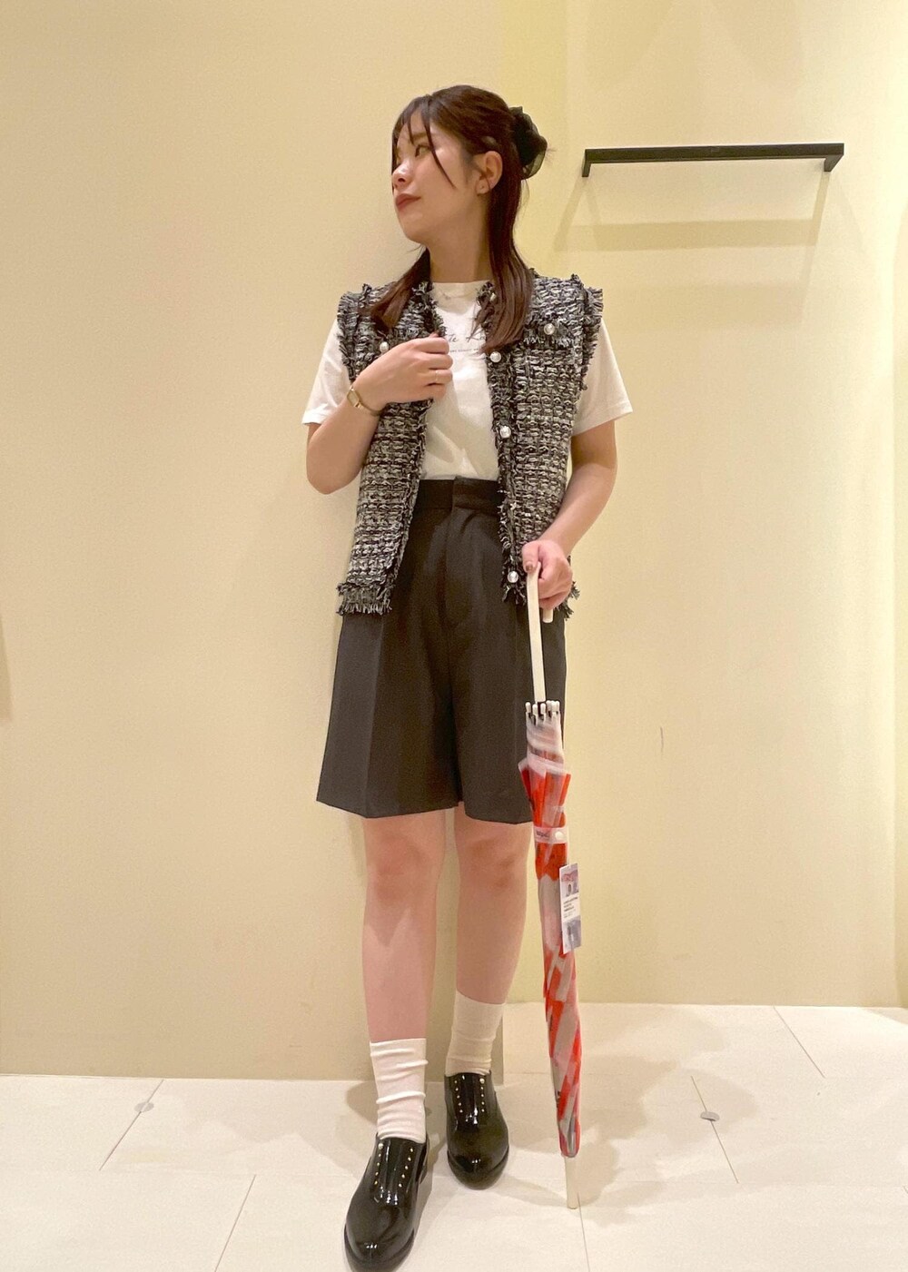 「初夏コーデ、夏コーデ、初秋コーデ、デートコーデ、お出かけコーデ、旅行コーデ、アウトドアコーデ、推し活コーデ、女子会コーデ、レイヤード、パンツスタイル、体型カバー、ワントーンコーデ、モノトーンコーデ、カジュアルコーデ」｜「TEMPERATEの【TEMPERATE/テンパレイト別注】OMBRE（レインシューズ、ブラック系）」を使った、rinaさん（レディース・155cm）の夏コーディネートの4枚目の写真