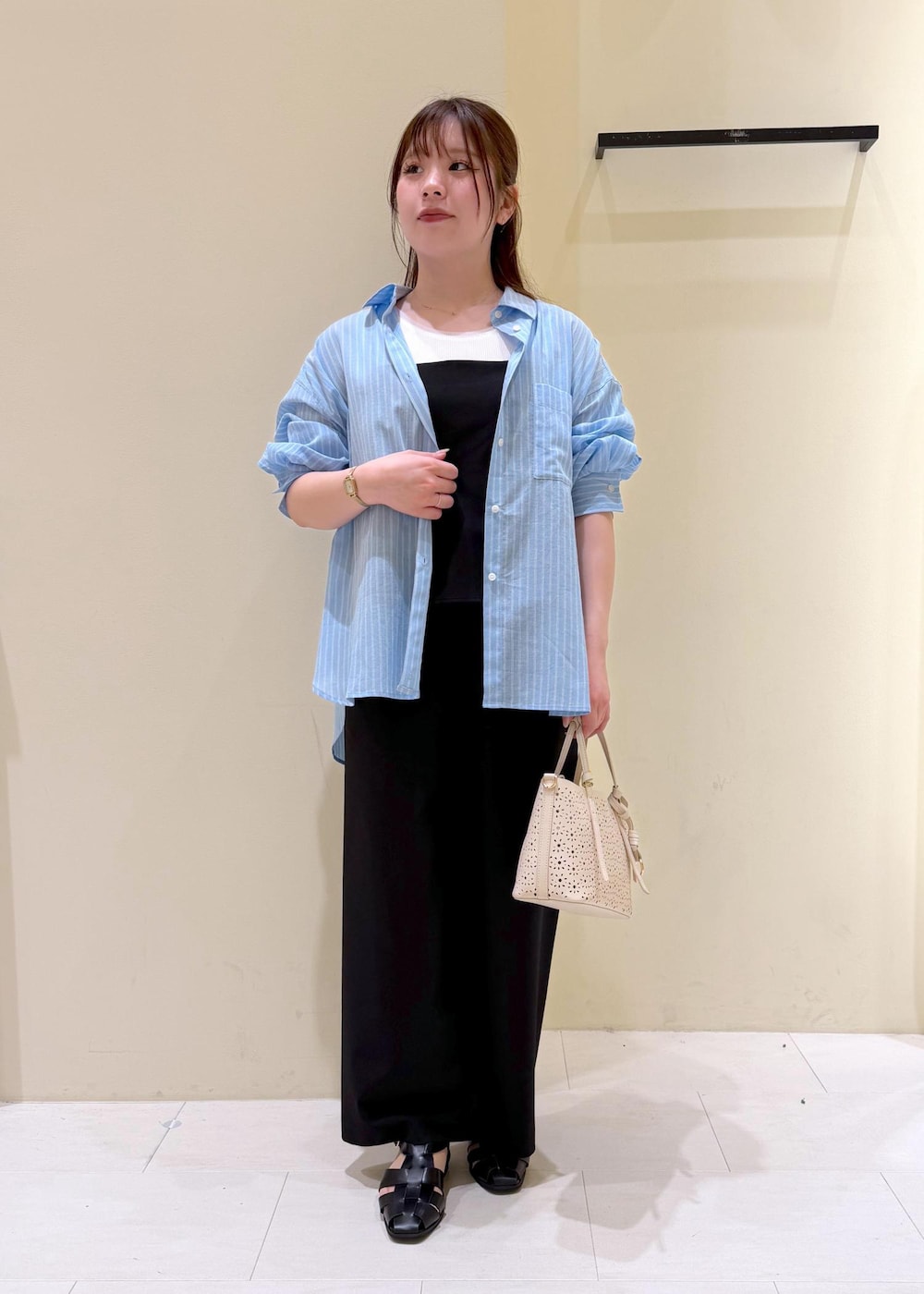 ブラック系のサンダル、ホワイト系のショルダーバッグ、ブラック系のつなぎ/オールインワンを着用したレディースの春コーディネートの10枚目の写真