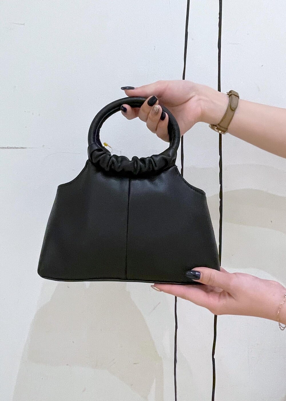 ブラック系のサンダル、ホワイト系のキャミソール、ブラック系のショルダーバッグを着用したレディースの夏コーディネートの8枚目の写真