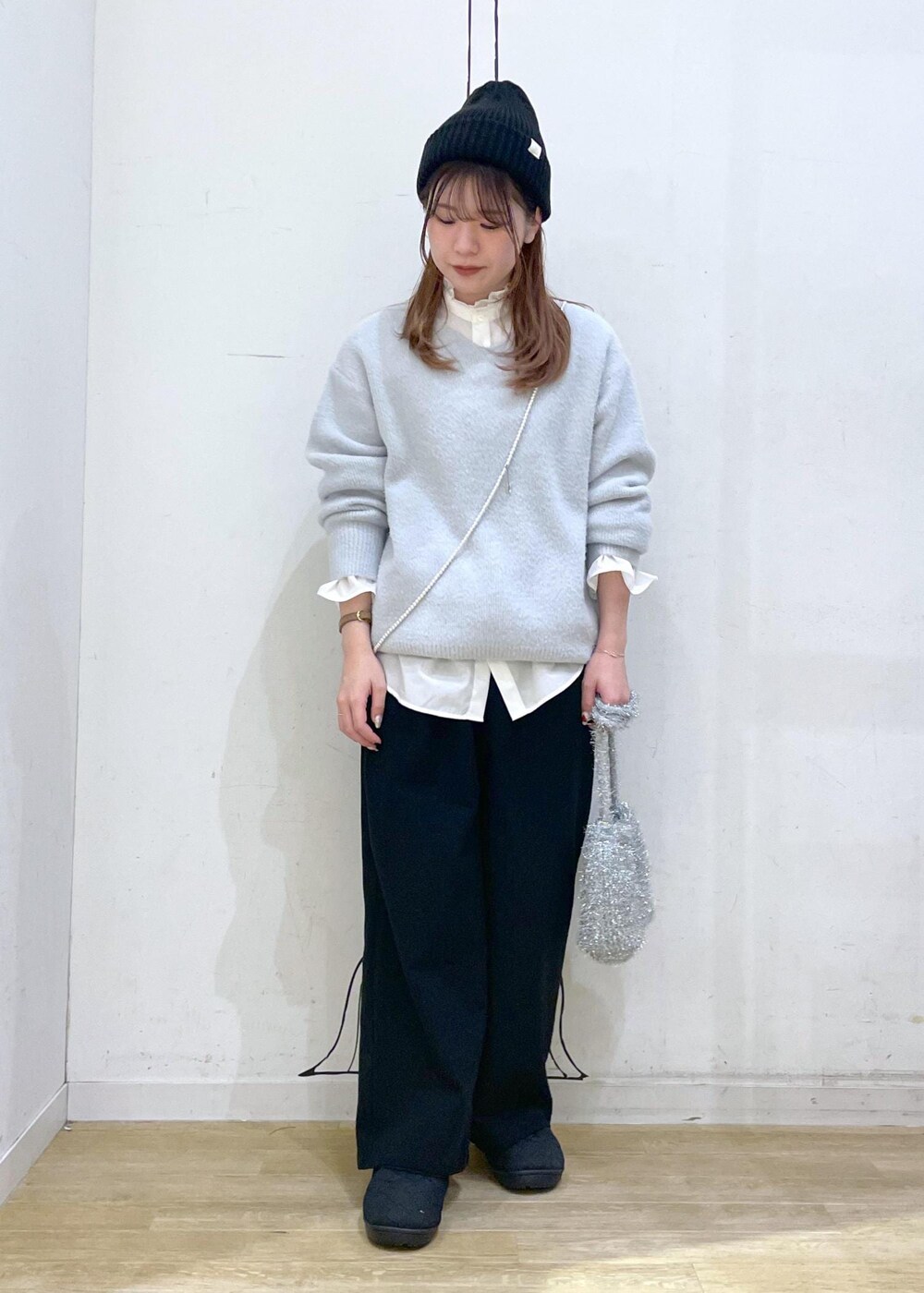 ホワイト系のシャツ/ブラウス、ブルー系のニット/セーター、ブラック系のその他パンツを着用したレディースの冬コーディネートの10枚目の写真