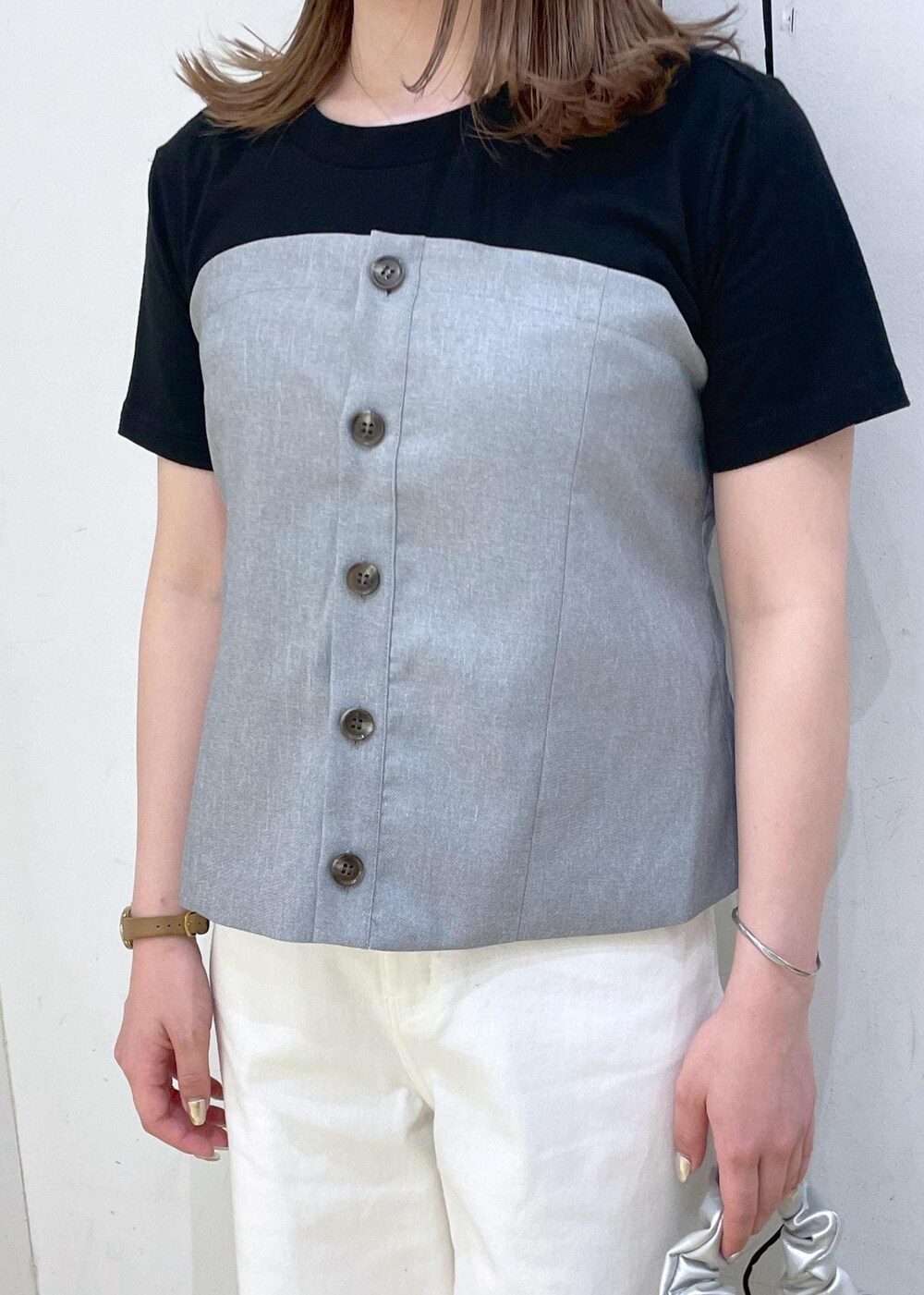 ブラック系のTシャツ/カットソー、ブラック系のサンダル、ホワイト系のデニムパンツを着用したレディースの春コーディネートの5枚目の写真