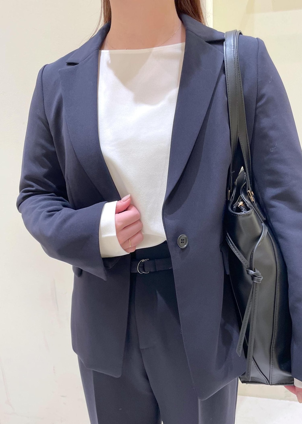 ホワイト系のTシャツ/カットソー、ブラック系のトートバッグ、ブルー系のその他パンツを着用したレディースの冬コーディネートの5枚目の写真